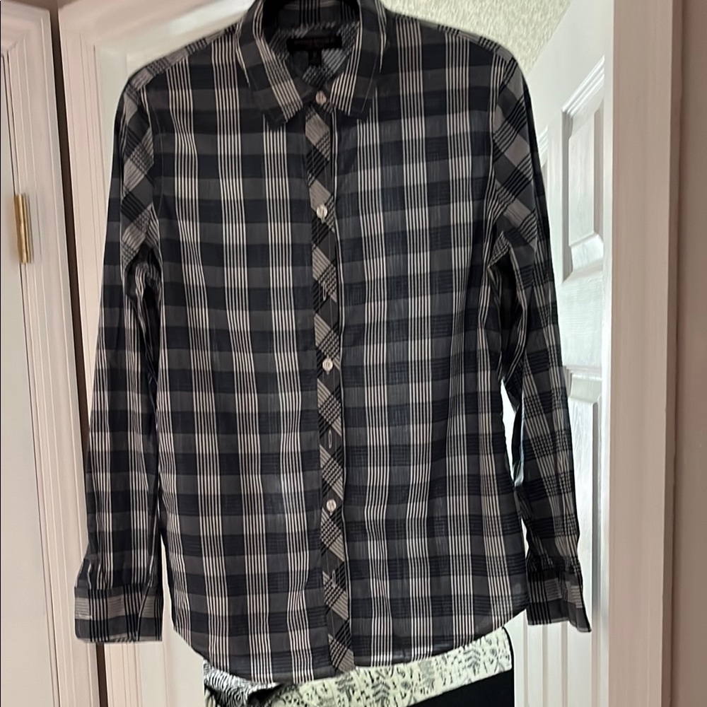 EUC Banana Republic black and white buttoned down shirt